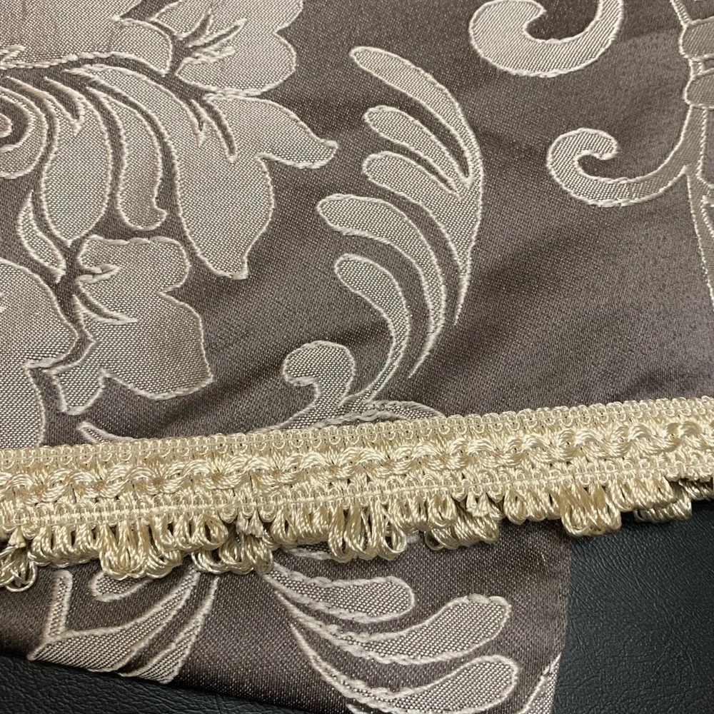 Table runner gray and cream
